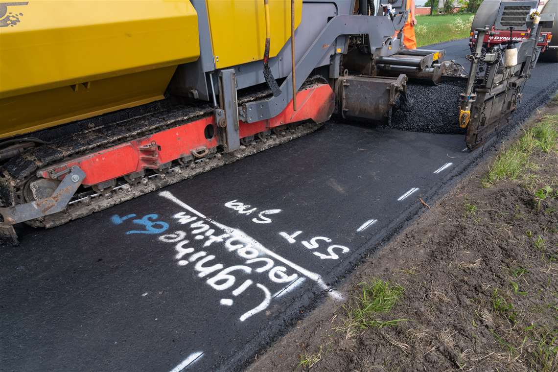 The Roelofs team onsite laying the bio-asphalt 