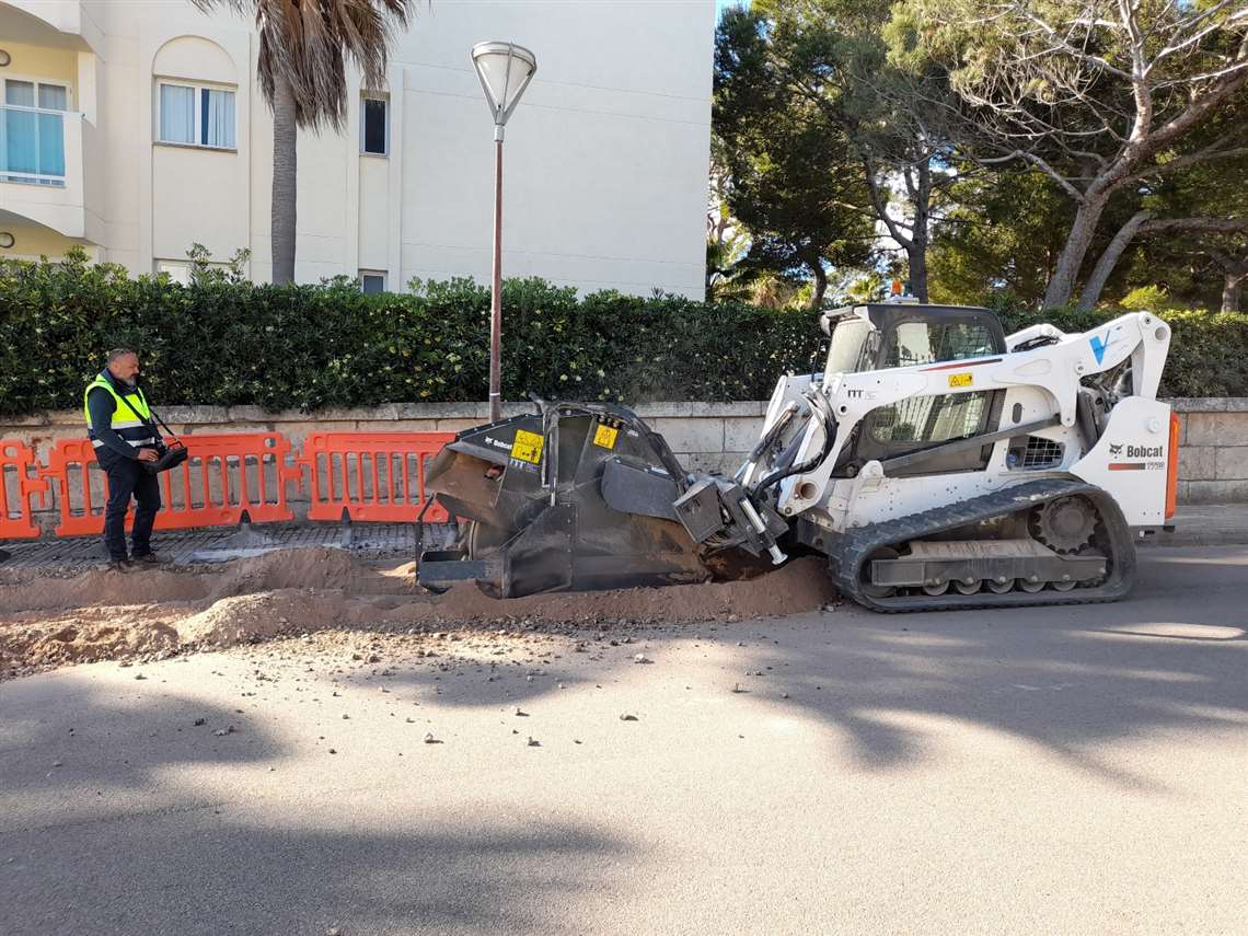 Bobcat T770 compact loader with remote control