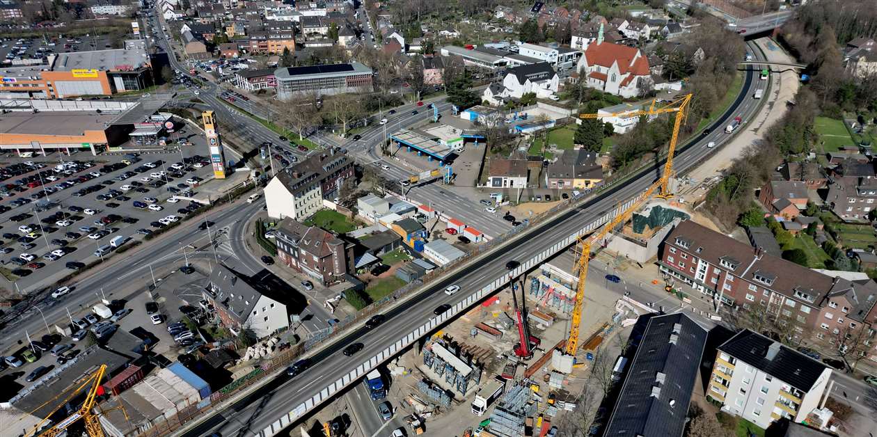 German construction workers in East and West to reach equal pay for first time in decades