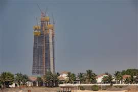 Am Horizont ist der im Bau befindliche Jeddah Tower zu sehen, umgeben von mehreren Turmdrehkränen, die bei seiner Errichtung helfen.