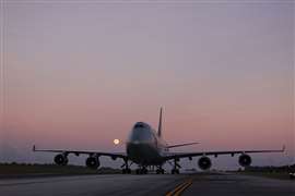 Un avión Boeing 747-400 se desplaza hacia el Aeropuerto Internacional de Tinian