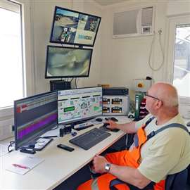 Using video surveillance, foreman Rainer Stietzel has a view of the entire Happy Beton plant
