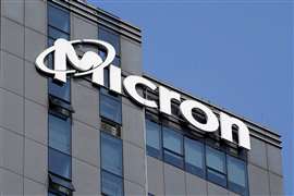Il logo Micron su un edificio per uffici contro il cielo azzurro.