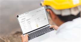Um trabalhador usa a plataforma Buildots em um laptop. (Imagem: Buildots)