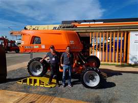 Mike Brown y Luca Riga junto a la plataforma self leveling 670SJ.
