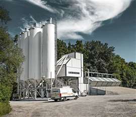 O novo Mobilmix do sistema modular entrou recentemente em operação na a+b (Foto: Liebherr)