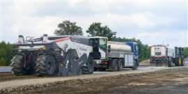 El Rock Crusher 240(i) de Wirtgen permite triturar, tratar y homogeneizar capas de relleno, fragmentos de hormigón, guijarros y suelos rocosos.