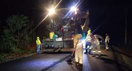 Una extendedora de Vögele operando en el proyecto.