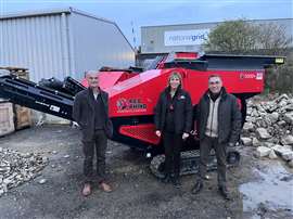 Rappresentanti di Lomater presso la base di Red Rhino a Grantham, Regno Unito.