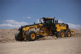 Una livellatrice Komatsu GD955-7.
