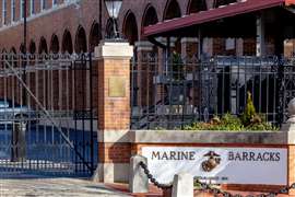 El complejo de cuarteles de la Infantería de Marina es uno de los edificios gubernamentales más antiguos en uso continuo en Washington D.C.