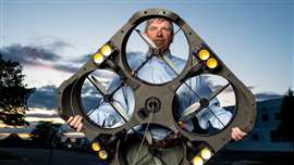 Robert Schumann, PDG de Blue Vigil, avec la lampe portable ALED.
