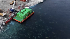 Les conteneurs contenant les panneaux préfabriqués arrivent en Antarctique