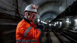 Porträt von Mark Pooleman in orangefarbener Warnweste im Minentunnel von Woodsmith.