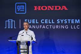 Tetsuo Suzuki parla all'inaugurazione dello stabilimento di produzione del sistema di celle a combustibile
