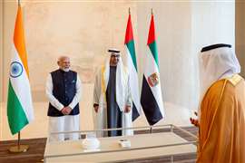 Sheikh Mohamed bin Zayed Al Nahyan, presidente dos Emirados Árabes Unidos, e Narendra Modi, primeiro-ministro da Índia, durante uma recepção no Aeroporto Presidencial, em Abu Dhabi, Emirados Árabes Unidos, 13 de fevereiro de 2024.