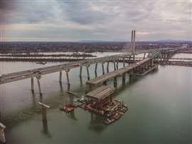 Uma seção fluvial da Ponte Champlain que está sendo removida usa barcaças e sistemas de elevação