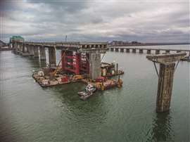 Uma seção fluvial da Ponte Champlain que está sendo removida usa barcaças e sistemas de elevação