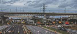 Foto aérea da frota de escavadeiras destruindo a seção final da Ponte Champlain