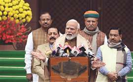 El primer ministro Narendra Modi se dirige a los medios de comunicación