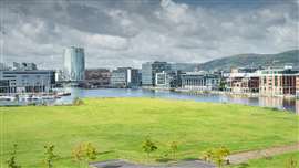 Espacio verde cerca de un puerto deportivo en Belfast, Irlanda del Norte. (Imagen: Adobe Stock)