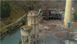 A unidade de caldeira e seus silos de concreto na Usina Térmica de Narcea, na Espanha, momentos antes da demolição