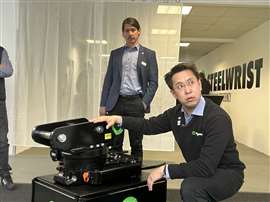 Joachim Schier e Peter Lam con l'accoppiatore del rotore XR7.