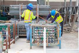 Mitglieder des ScaffSource-Teams führen eine Inventur der von Kunden zurückgegebenen Materialien durch.