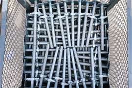 Ein neuer Container mit ScaffSource-Spindelhubgetrieben steht im Hof und ist bereit zur Verteilung.