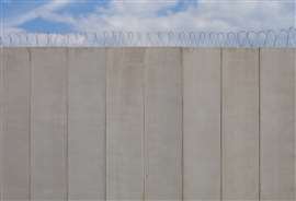 Muro de prisión de hormigón Imagen: Adobe Stock