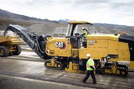 Die Kaltfräse PM620 wird von einem Cat C18-Motor angetrieben