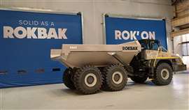 Un camión volquete articulado Rokbak RA40 se encuentra frente a las nuevas puertas de acción rápida de las instalaciones de Motherwell