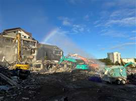 Obras de demolição em andamento no complexo Lilly House em Basingstoke, Reino Unido