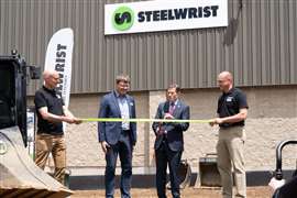 De izquierda a derecha: Richard Aulin, vicepresidente de la región de las Américas, Stefan Stockhaus, director ejecutivo de Steelwrist, el senador Richard Blumenthal y Peter Gaj, vicepresidente de ventas de Steelwrist Inc.