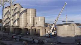 Os seis silos gigantes no topo da laje de concreto