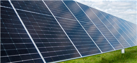 Ein Solarpanel auf Gras