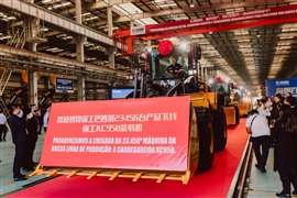 A 23.456ª máquina saindo da linha de produção em Pousse Alegre (Foto: XCMG)