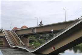 Il ponte Carola crollato dell'era comunista a Dresda, in Germania, fu completato nel 1971