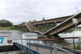 Secciones del puente Carola derrumbado apuntaladas por los pilares en el agua