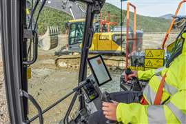 Dall'interno della cabina dell'escavatore cingolato Volvo EC145