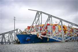 El MV Dali chocó contra un pilar que sostenía la armadura de acero principal del puente Francis Scott Key en Baltimore el 26 de marzo de 2024