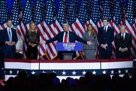 Entouré de membres de sa famille et de ses partisans, Donald Trump prononce son discours d'acceptation lors de sa soirée de veille électorale au Palm Beach County Convention Center après avoir été élu 47e président des États-Unis le 5 novembre 2024.