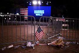Un drapeau est laissé lors de l'événement organisé par la vice-présidente américaine Kamala Harris, candidate démocrate à la présidence, pendant la soirée électorale, à l'université Howard, à Washington, aux États-Unis, le 6 novembre 2024. REUTERS/Daniel Cole IMAGES TPX DU JOUR