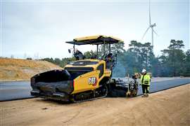 Neue Maschinen transportieren weniger Material vor der Bohle und erleichtern so den Arbeitern am Boden die Arbeit