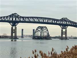 Se entrega e instala el primero de los tres arcos en el proyecto Portal North Bridge de Skanska USA/Traylor Bros.
