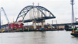 Se entrega e instala el primero de los tres arcos en el proyecto Portal North Bridge de Skanska USA/Traylor Bros.