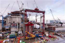Instalação do primeiro de dois vasos de pressão do reator na usina nuclear de Hinkley Point C em Somerset, Inglaterra.