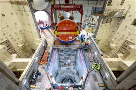 Instalación del primero de dos recipientes de presión del reactor en la central nuclear de Hinkley Point C en Somerset, Inglaterra.