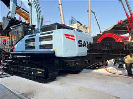 Foto de uma grande escavadeira Sany na recente exposição Bauma China. (Foto: Construction Briefing)