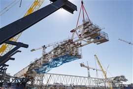 Les éléments pré-assemblés ont été soulevés au-dessus du stade à l’aide d’une grue sur chenilles de 600 tonnes.
